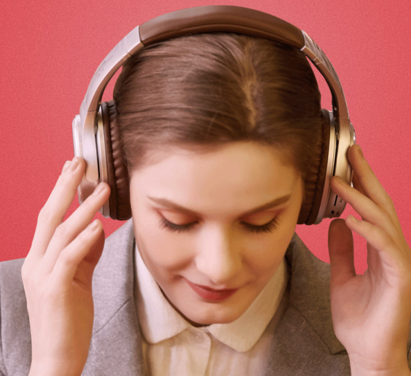 Foldable over-ear headphones for immersive listening